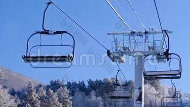 冬季滑雪胜地雪坡上的滑雪者和滑雪者。 雪山上的滑雪电梯。 冬季活动概念。 缆车滑雪场